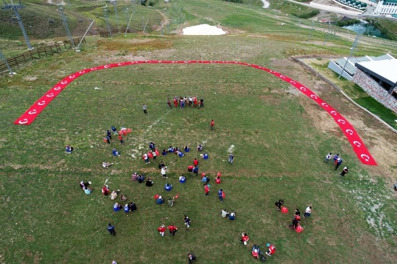15 Temmuz şehitleri 150 metrelik Türk bayrağı ile anıldı 14