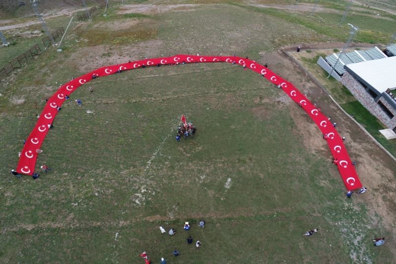 15 Temmuz şehitleri 150 metrelik Türk bayrağı ile anıldı 7