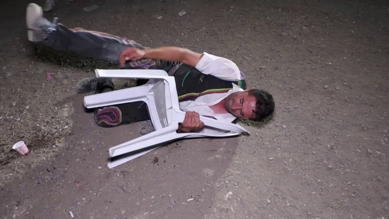 Düğünde sandalyeyle güreşti! 1