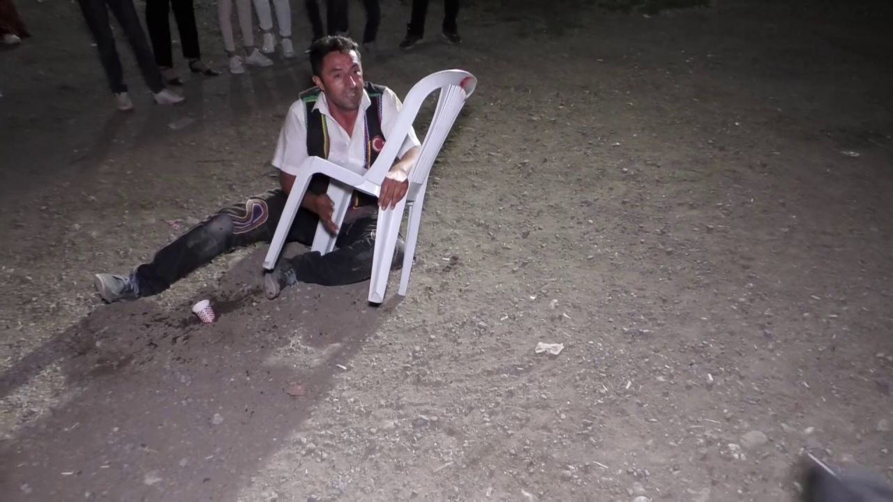 Düğünde sandalyeyle güreşti! 2