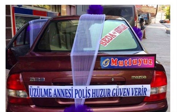 Gelin arabasının arkasındaki yazıyı okuyanlar kahkaha attı 2