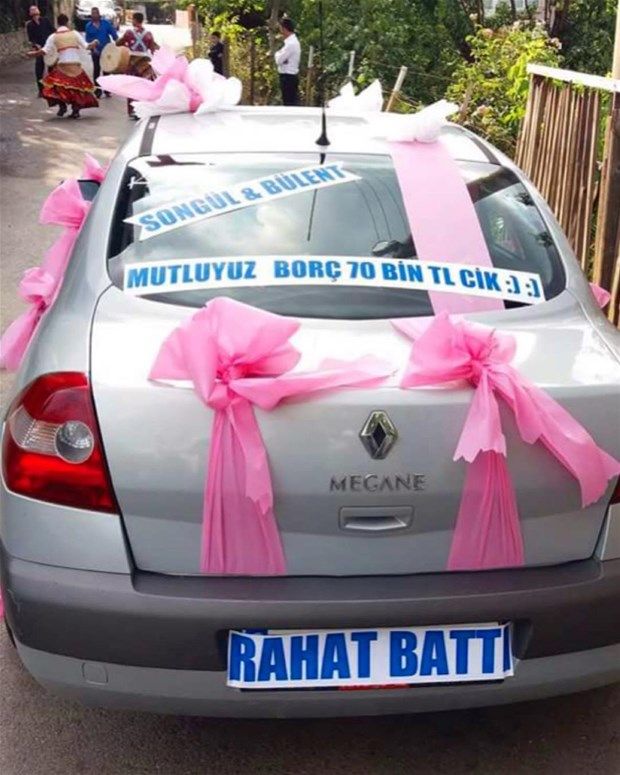 Gelin arabasının arkasındaki yazıyı okuyanlar kahkaha attı 4