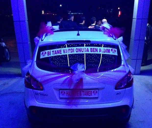 Gelin arabasının arkasındaki yazıyı okuyanlar kahkaha attı 38
