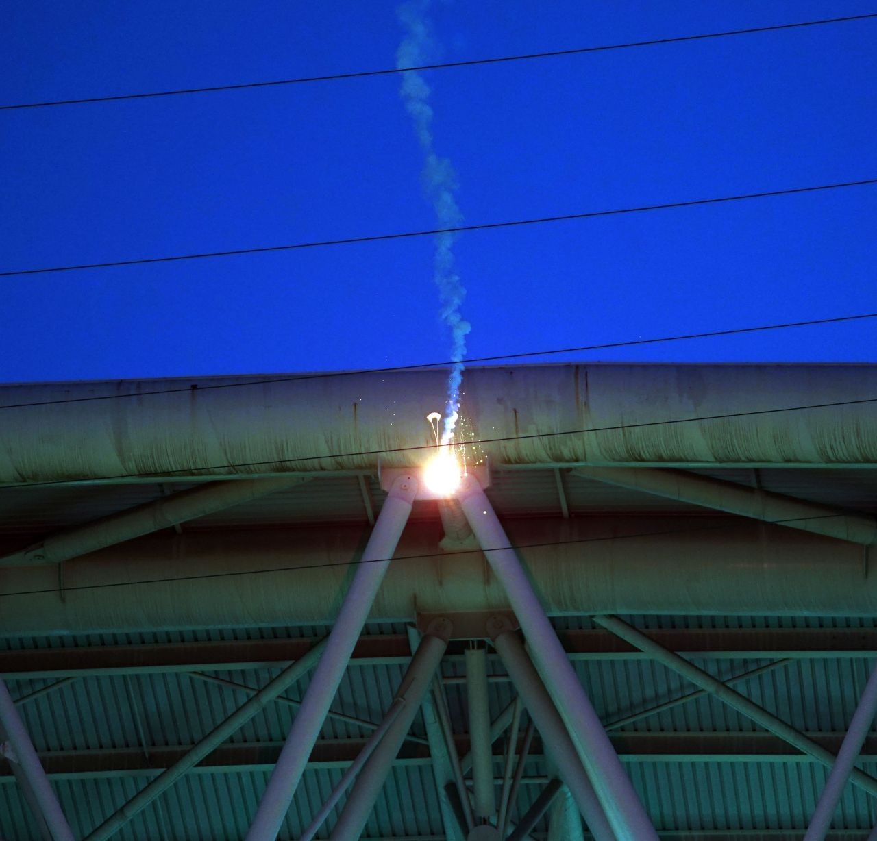 Derbide ilginç anlar! Dışarıdan sahaya atıldı 1