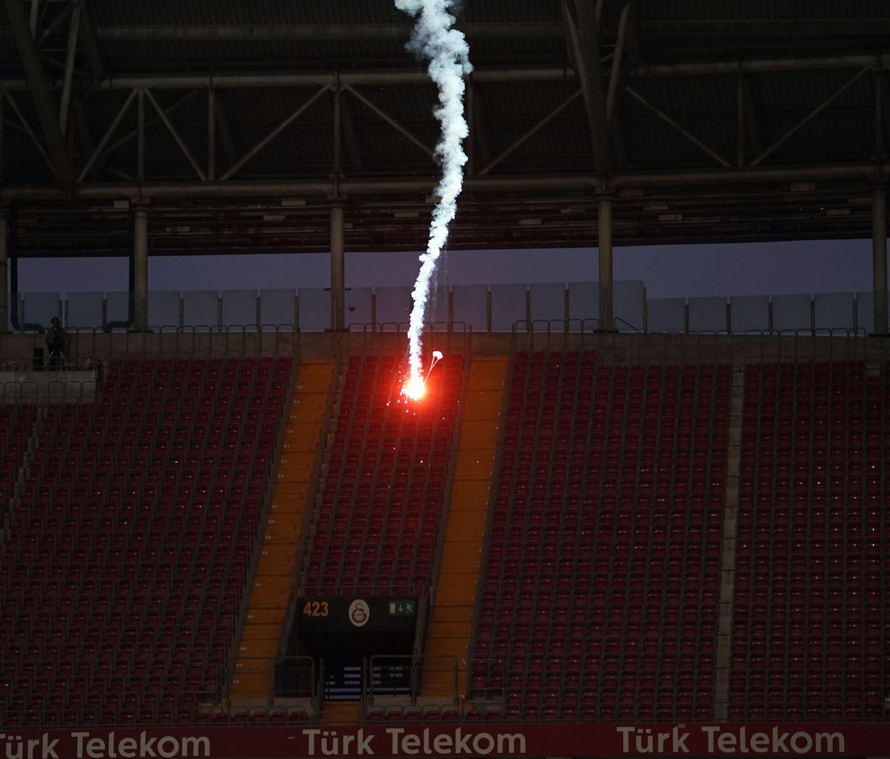 Derbide ilginç anlar! Dışarıdan sahaya atıldı 2