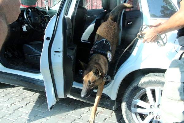 Polisleri gören genç kız kaçmaya çalıştı 4