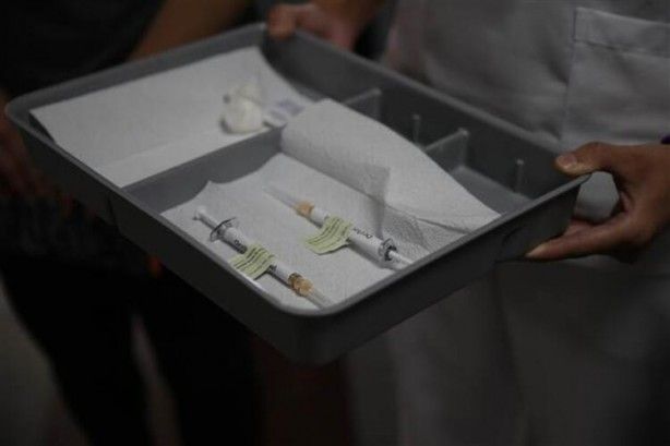 Ünlü profesöre canlı yayında korona aşısı 2