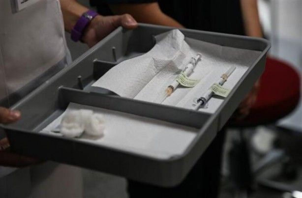 Ünlü profesöre canlı yayında korona aşısı 6