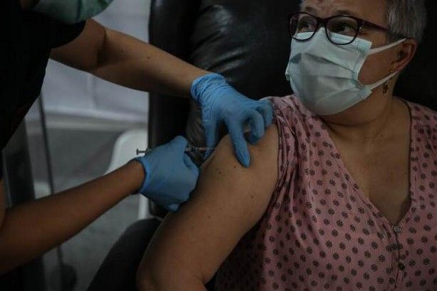 Ünlü profesöre canlı yayında korona aşısı 1