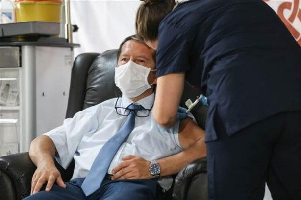 Ünlü profesöre canlı yayında korona aşısı 5