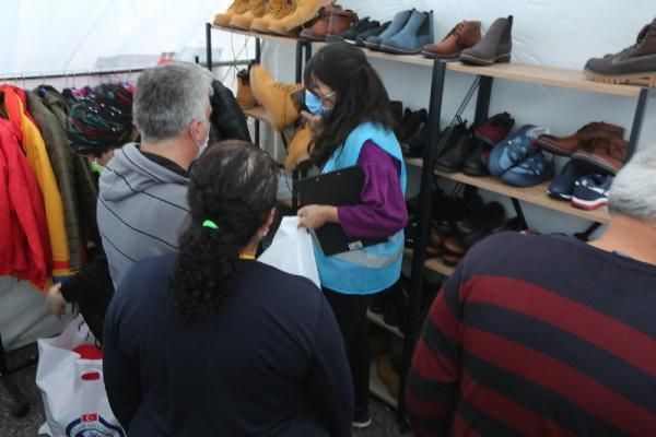 İzmir'de depremzedeler için 'sosyal market' kuruldu 3