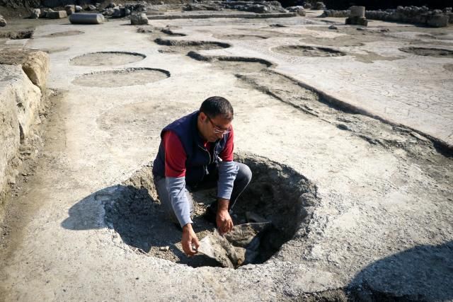 Fidan dikerken buldu! Tam 1500 yıllık 1
