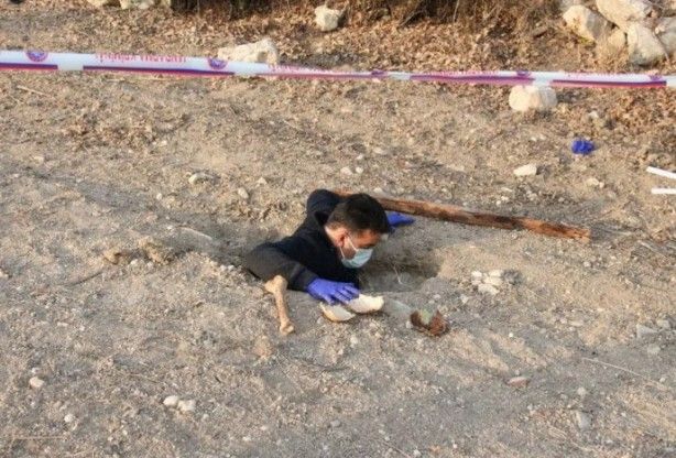 Tarla sürerken düştü! Görünce şoke oldu 3