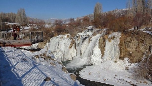 Buzdan gelinliğini giydi! O şelale dondu 7