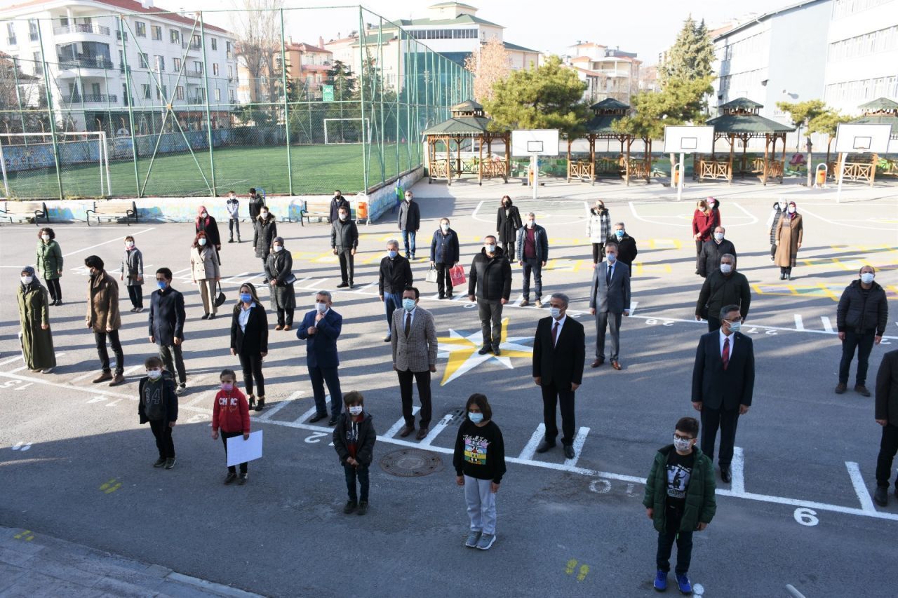 Bakan çağrı yapmıştı! 81 ilde tüm okullarda İstiklal Marşı okundu 9