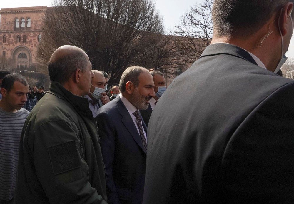 Paşinyan destekçileri ve karşıtları meydanlara çıktı 1