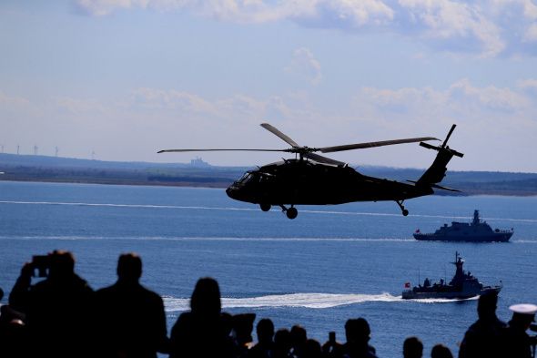 Türk Yıldızları'nın Şehitler Abidesi'ndeki gösterisi nefes kesti 9