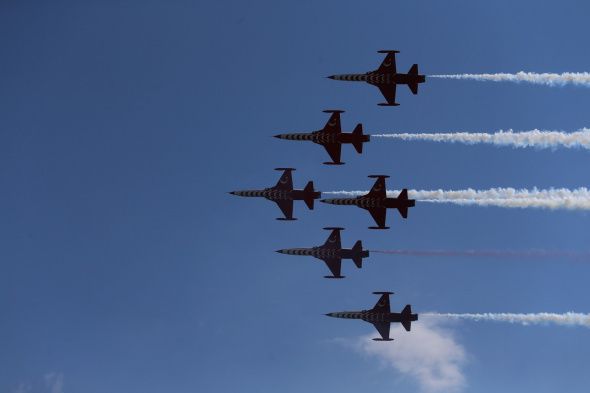 Türk Yıldızları'nın Şehitler Abidesi'ndeki gösterisi nefes kesti 13