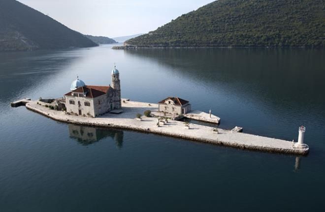 Araçlar suyun altına girip kayboluyor 1