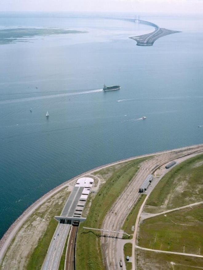 Araçlar suyun altına girip kayboluyor 6