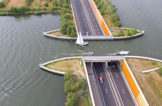 Araçlar suyun altına girip kayboluyor 8