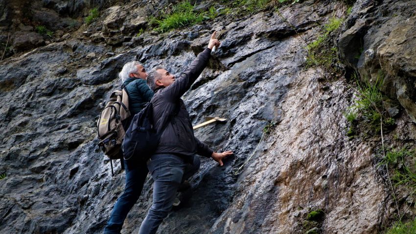 Komando gibi iz sürüyorlar! Aile bu taşın peşinde 1