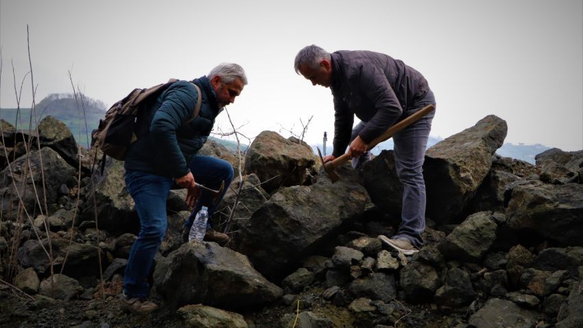 Komando gibi iz sürüyorlar! Aile bu taşın peşinde 8