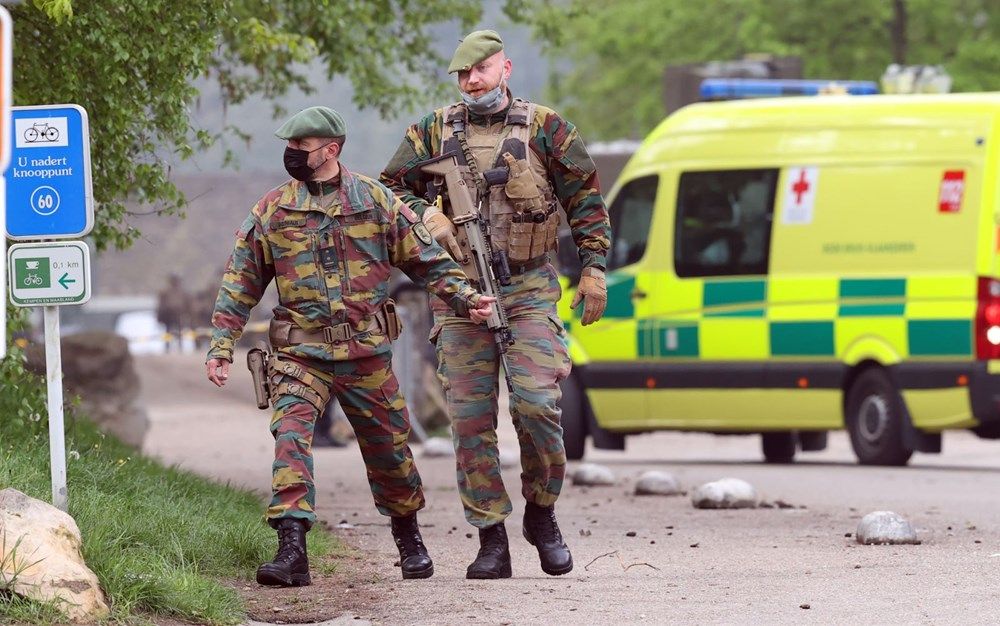 Avrupa'da şok! Kışladan ağır silahları kaçırdı 8