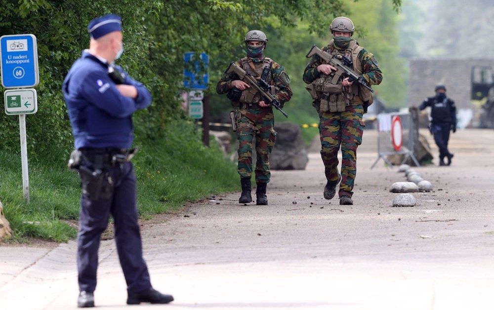 Avrupa'da şok! Kışladan ağır silahları kaçırdı 12