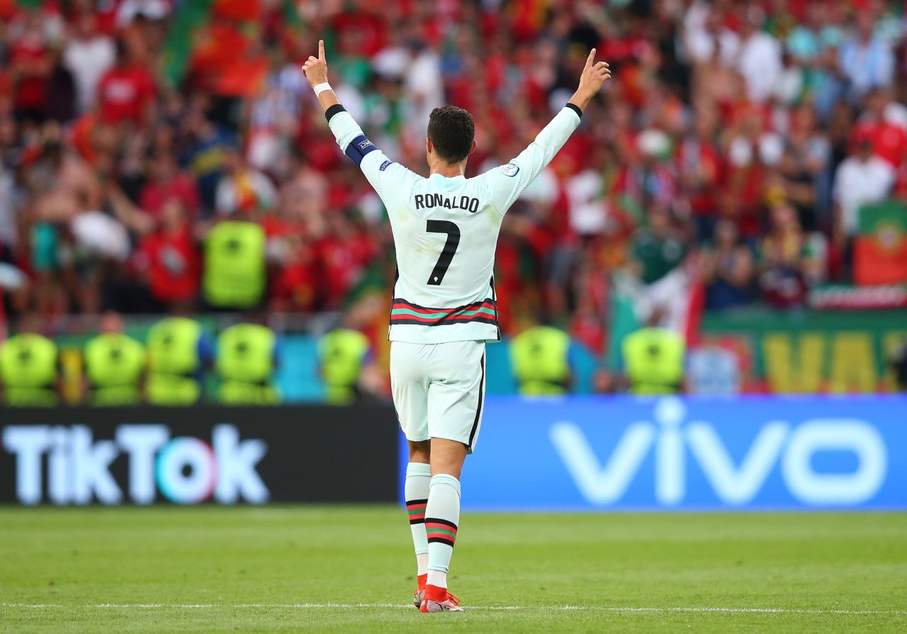 Ronaldo'dan tarihi gol! Çifte rekor kırdı 10