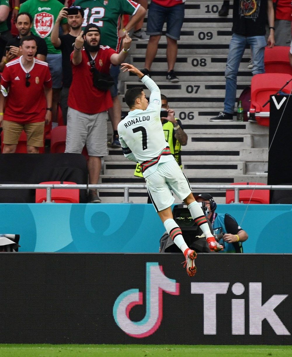 Ronaldo'dan tarihi gol! Çifte rekor kırdı 1