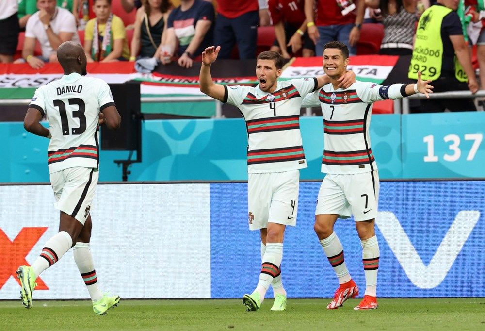 Ronaldo'dan tarihi gol! Çifte rekor kırdı 2