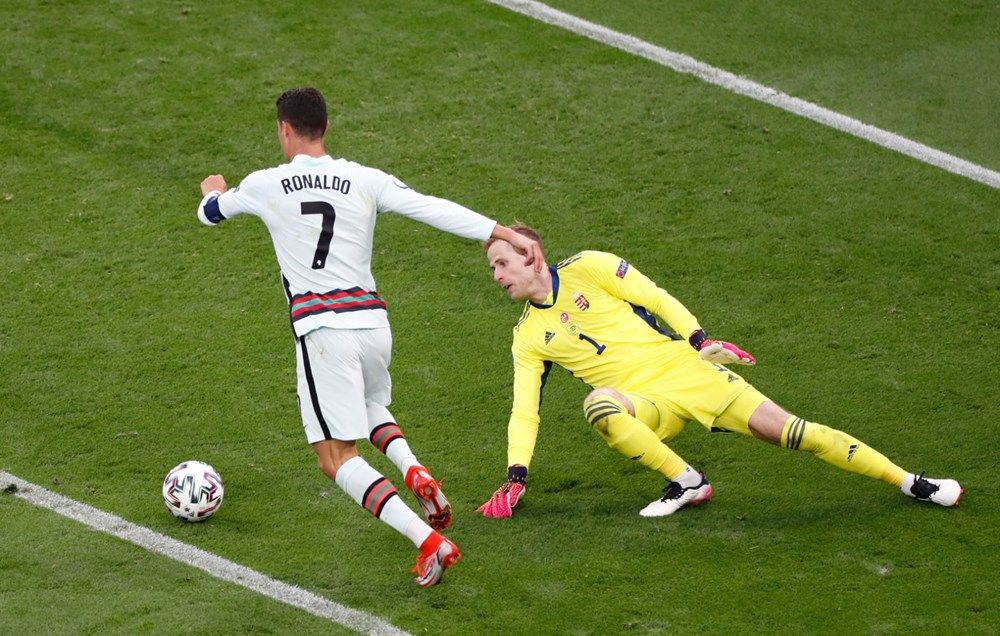 Ronaldo'dan tarihi gol! Çifte rekor kırdı 4