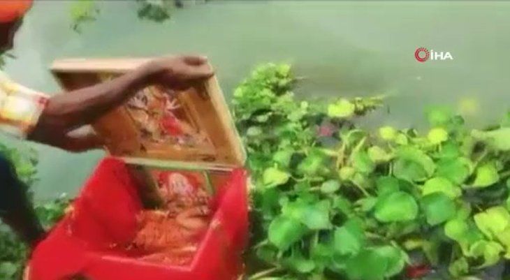 Nehirde yüzen sandıktan bakın ne çıktı! Dünyayı şoke olay 8