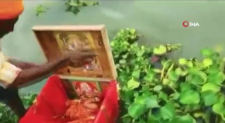 Nehirde yüzen sandıktan bakın ne çıktı! Dünyayı şoke olay 9