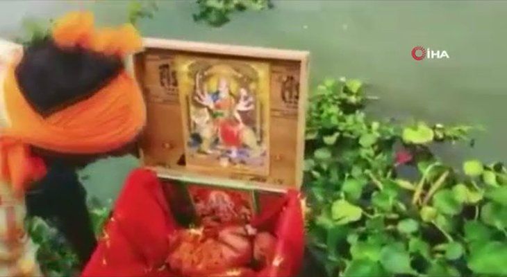 Nehirde yüzen sandıktan bakın ne çıktı! Dünyayı şoke olay 12