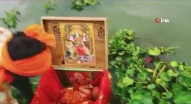 Nehirde yüzen sandıktan bakın ne çıktı! Dünyayı şoke olay 13