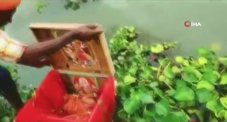 Nehirde yüzen sandıktan bakın ne çıktı! Dünyayı şoke olay 15