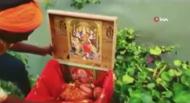 Nehirde yüzen sandıktan bakın ne çıktı! Dünyayı şoke olay 17