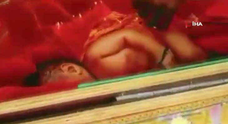 Nehirde yüzen sandıktan bakın ne çıktı! Dünyayı şoke olay 19