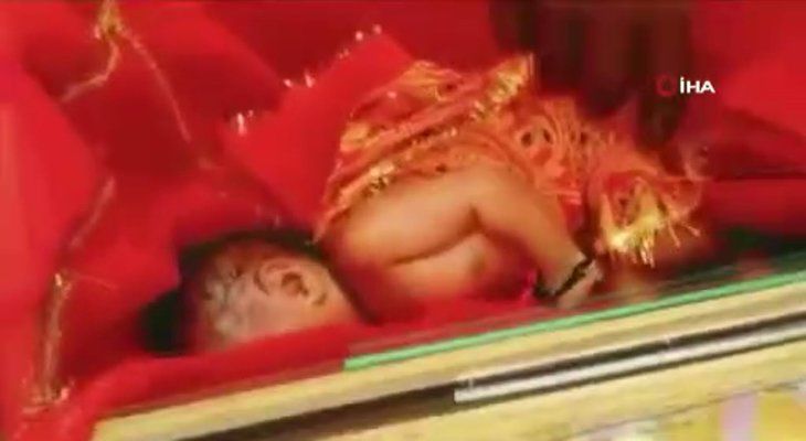 Nehirde yüzen sandıktan bakın ne çıktı! Dünyayı şoke olay 23