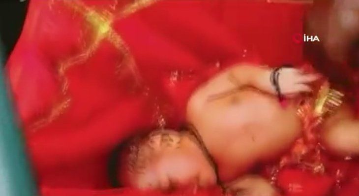 Nehirde yüzen sandıktan bakın ne çıktı! Dünyayı şoke olay 26