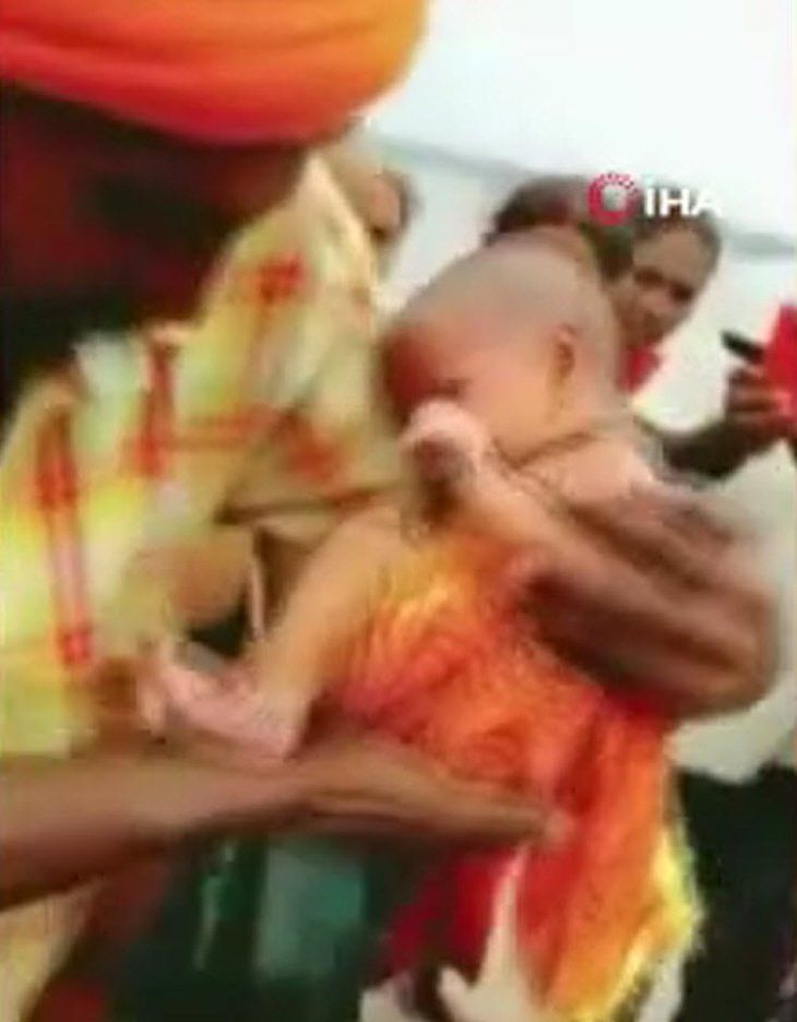 Nehirde yüzen sandıktan bakın ne çıktı! Dünyayı şoke olay 32