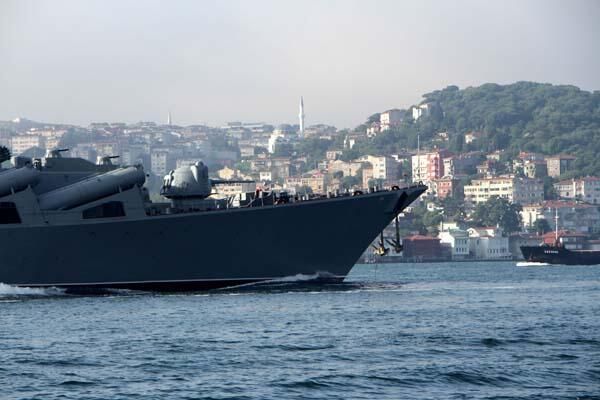 Savaş gemileri peş peşe İstanbul Boğazı'ndan geçti 3