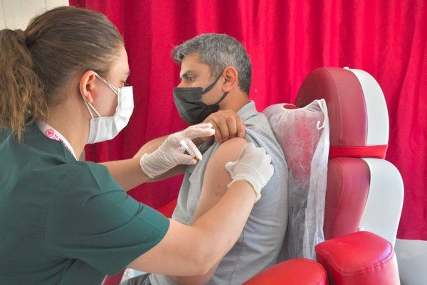 İşte aşıların yan etkileri ve en çok etkilenen yaş grubu! 3