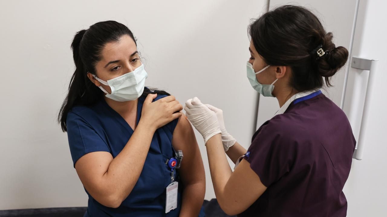 Türkiye'de kaç kişi aşılandı? Aşıda yaş sınırı kaça indi? 9