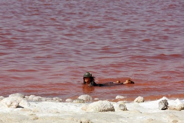 İran'daki göl neden kırmızıya dönüştü? 1