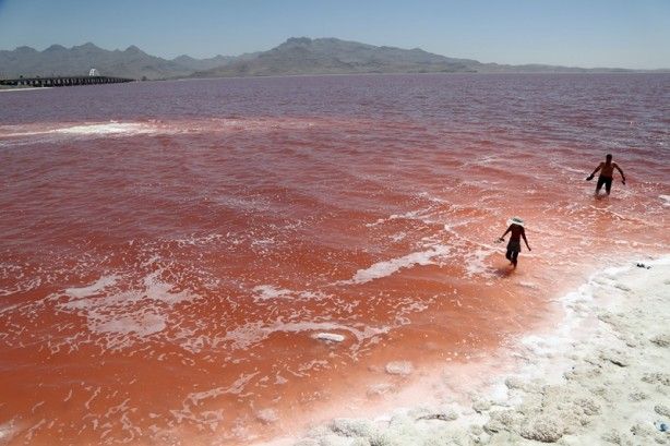 İran'daki göl neden kırmızıya dönüştü? 3