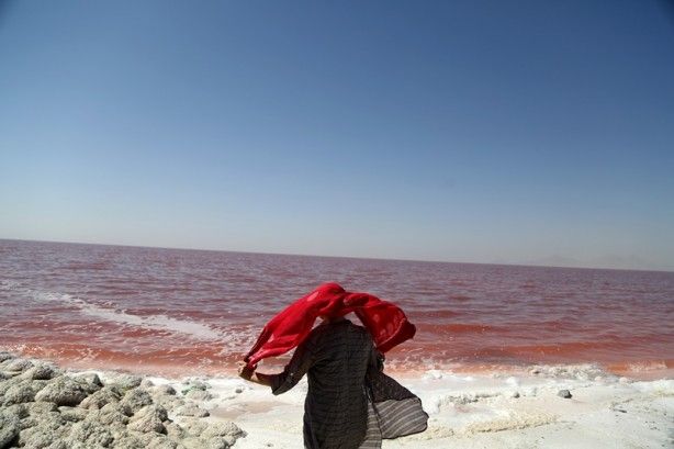 İran'daki göl neden kırmızıya dönüştü? 14