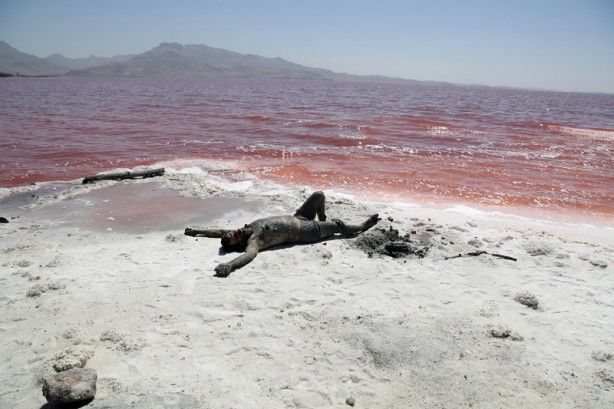 İran'daki göl neden kırmızıya dönüştü? 5